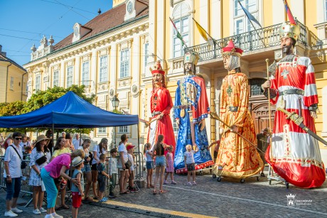 Most szombaton is vonulnak az óriásbábok a Fehérvár belvárosában
